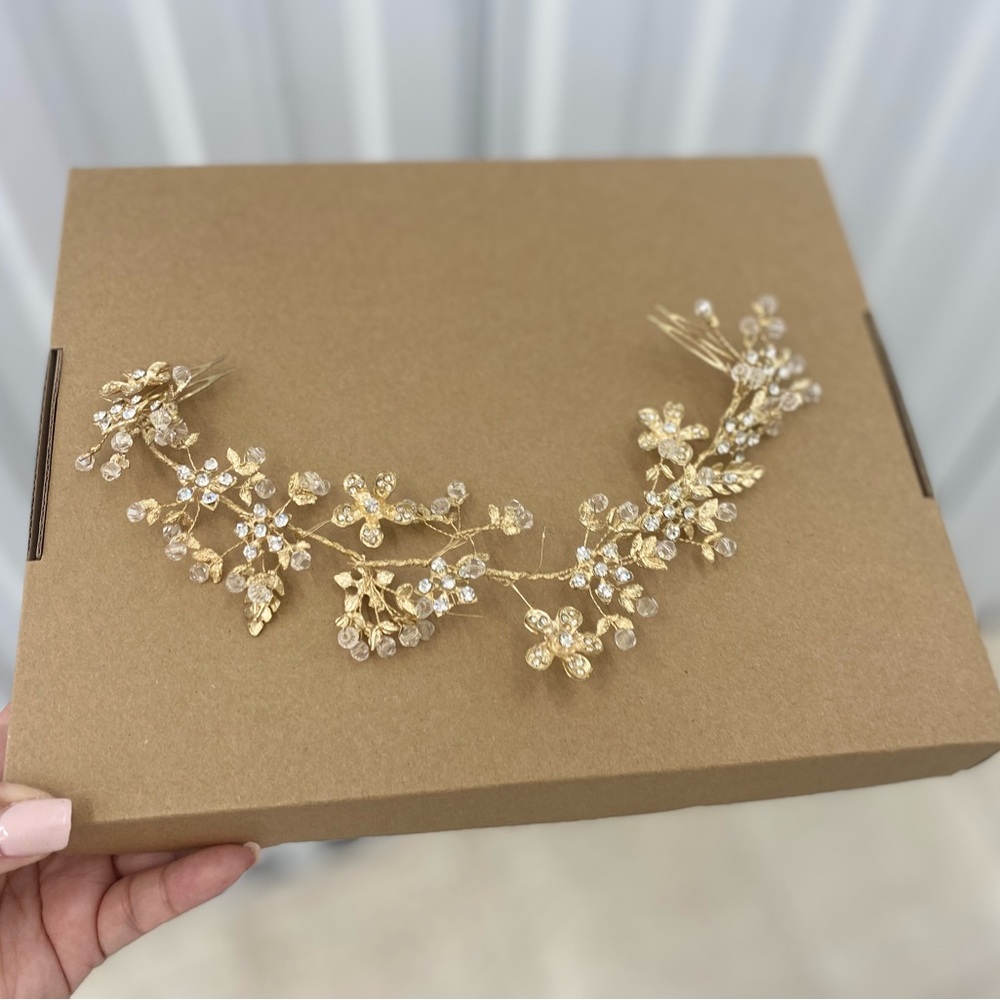 Elegant Gold Floral Hair Accessory